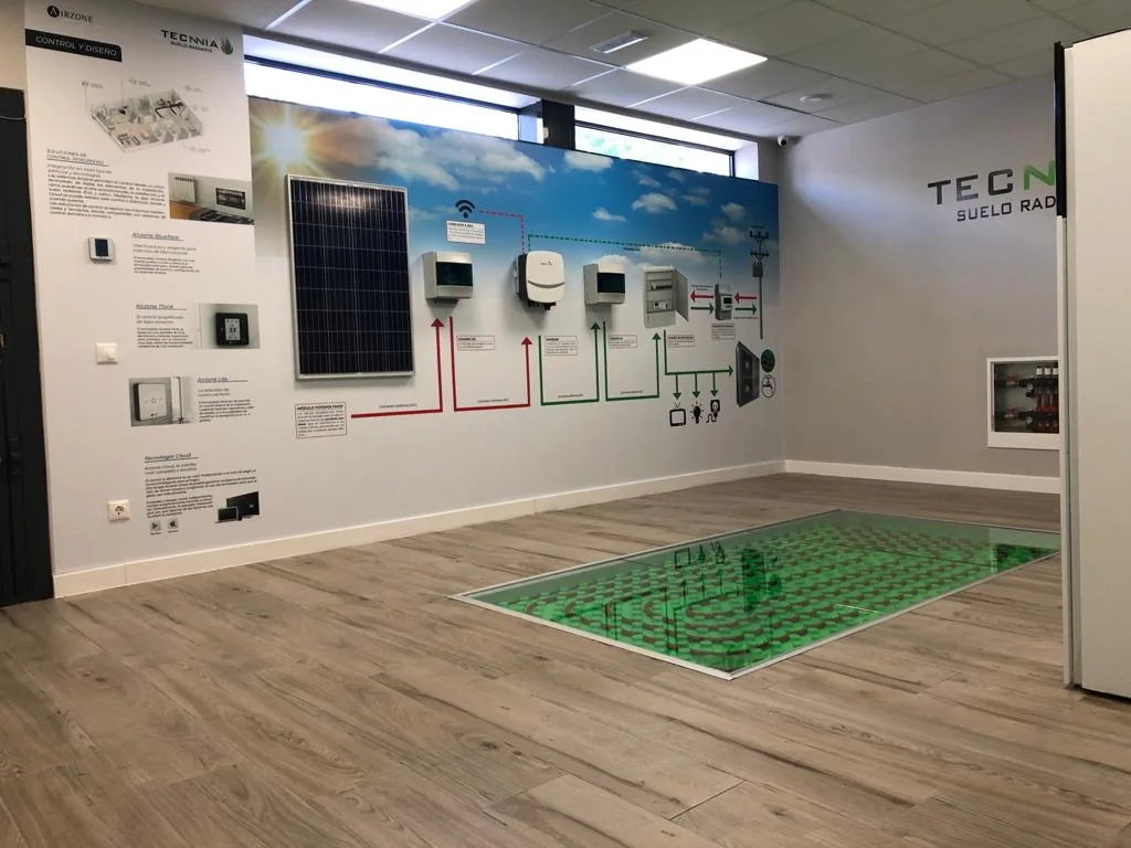 Zona de demostración de fotovoltaica y suelo radiante en el showroom