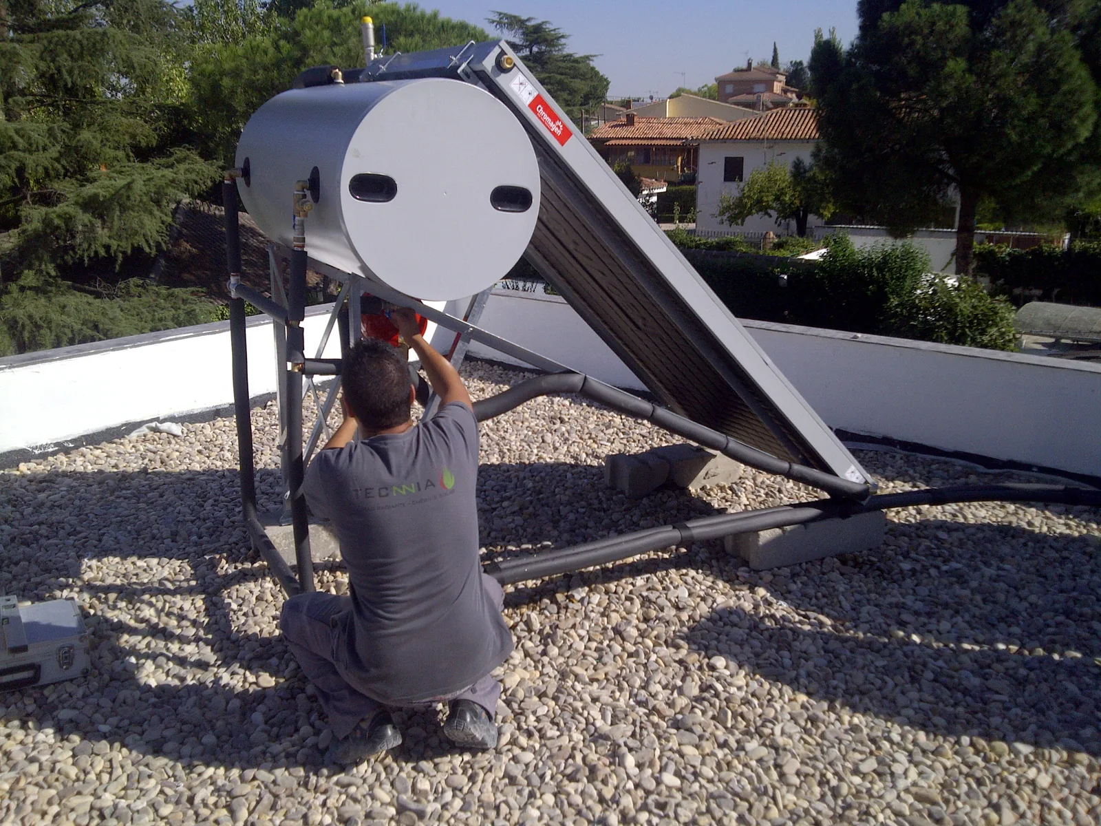 Sistema de solar térmica con acumulador sobre cubierta de Tecnnia