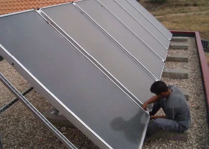 Autoconsumo solar combinado con aerotermia · Tecnnia